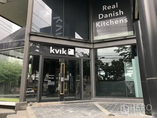 พื้นที่ขายปลีก ให้เช่าในWatthana, Bangkok - ด้านหน้าอาคารติดถนน เสาพยุงสูงและกระจกโชว์สินค้าเพดานสูง