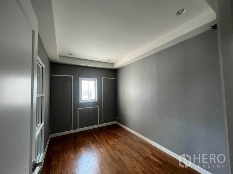 บ้าน ขายในYan Nawa, Bangkok - ห้องเอนกประสงค์ขนาดกะทัดรัด พื้นไม้และหน้าต่างบานเล็ก