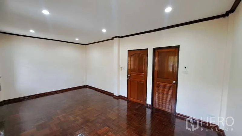 ทาวน์เฮาส์ ให้เช่าในWatthana, Bangkok - ห้องโล่งพื้นไม้เงา ประตูไม้สองบาน ไฟดาวน์ไลท์