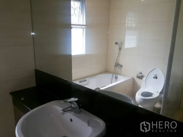 อพาร์ทเมนท์ ให้เช่าในKhlong Toei, Bangkok - ห้องน้ำสว่างพร้อมอ่างอาบน้ำ ชุดฝักบัว ห้องส้วม และอ่างล้างหน้ากระจกบานใหญ่