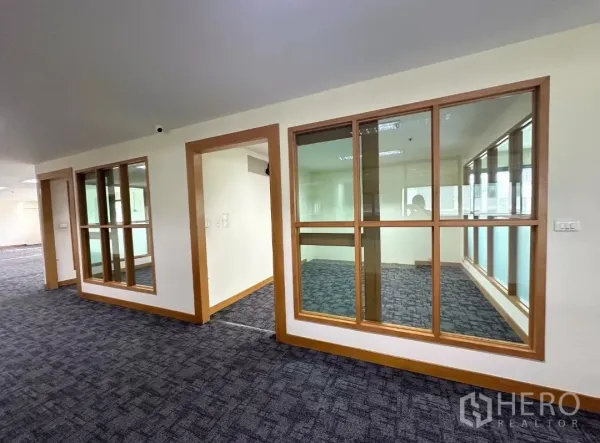 办公空间 出租在Bang Rak, Bangkok - 玻璃隔断与木框架的会议室，铺设地毯的办公区