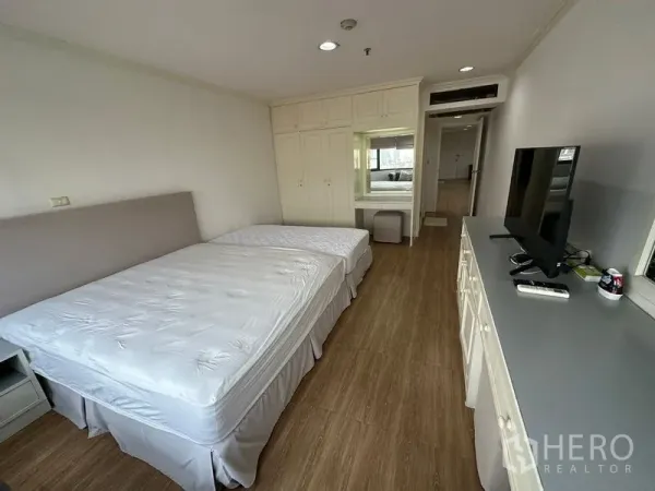 คอนโด ให้เช่าในWatthana, Bangkok - ห้องนอนหลัก เตียงคู่ ตู้เสื้อผ้าบิลท์อิน และเคาน์เตอร์วางทีวียาว