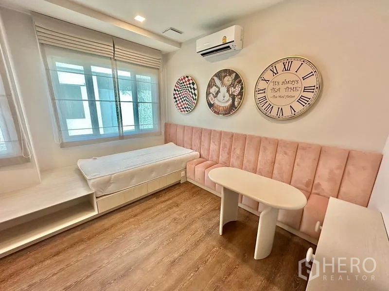 บ้าน ให้เช่าในSamut Prakan - ห้องนอนเด็ก โทนพาสเทล เบาะพิงสีชมพู เตียงเดี่ยว และงานตกแต่งผนัง