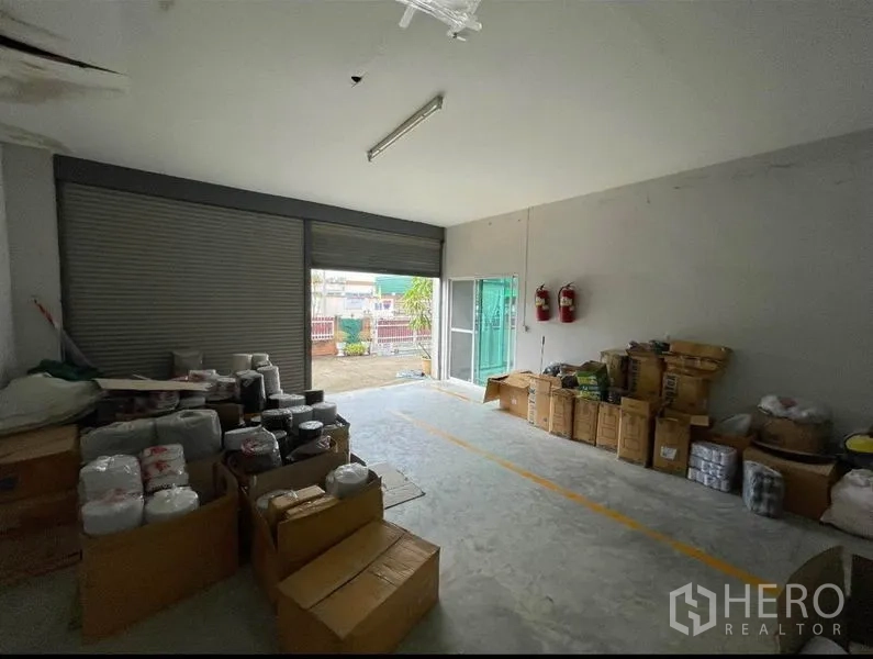 คลังสินค้า ขายในMueang Samut Sakhon, Samut Sakhon - ห้องโหลดสินค้าปิดมิดชิด ประตูม้วน และกล่องสินค้าวางเรียง