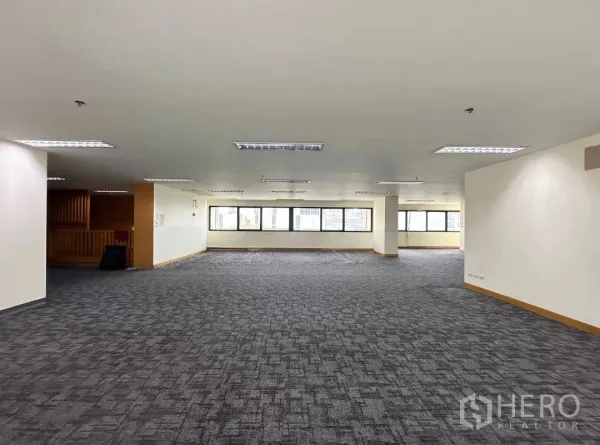 สำนักงาน ให้เช่าในBang Rak, Bangkok - โถงทำงานกว้างพร้อมหน้าต่างแนวยาวและไฟฝ้าเพดาน