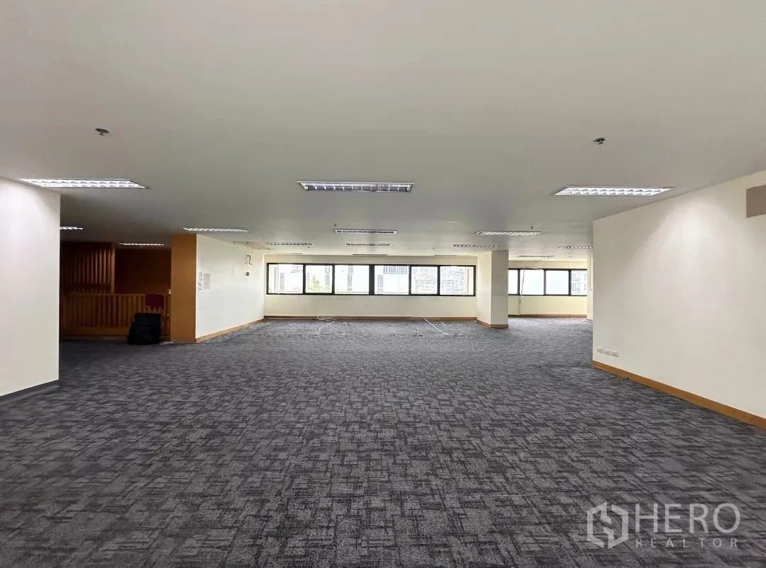สำนักงาน ให้เช่าในBang Rak, Bangkok - โถงทำงานกว้างพร้อมหน้าต่างแนวยาวและไฟฝ้าเพดาน