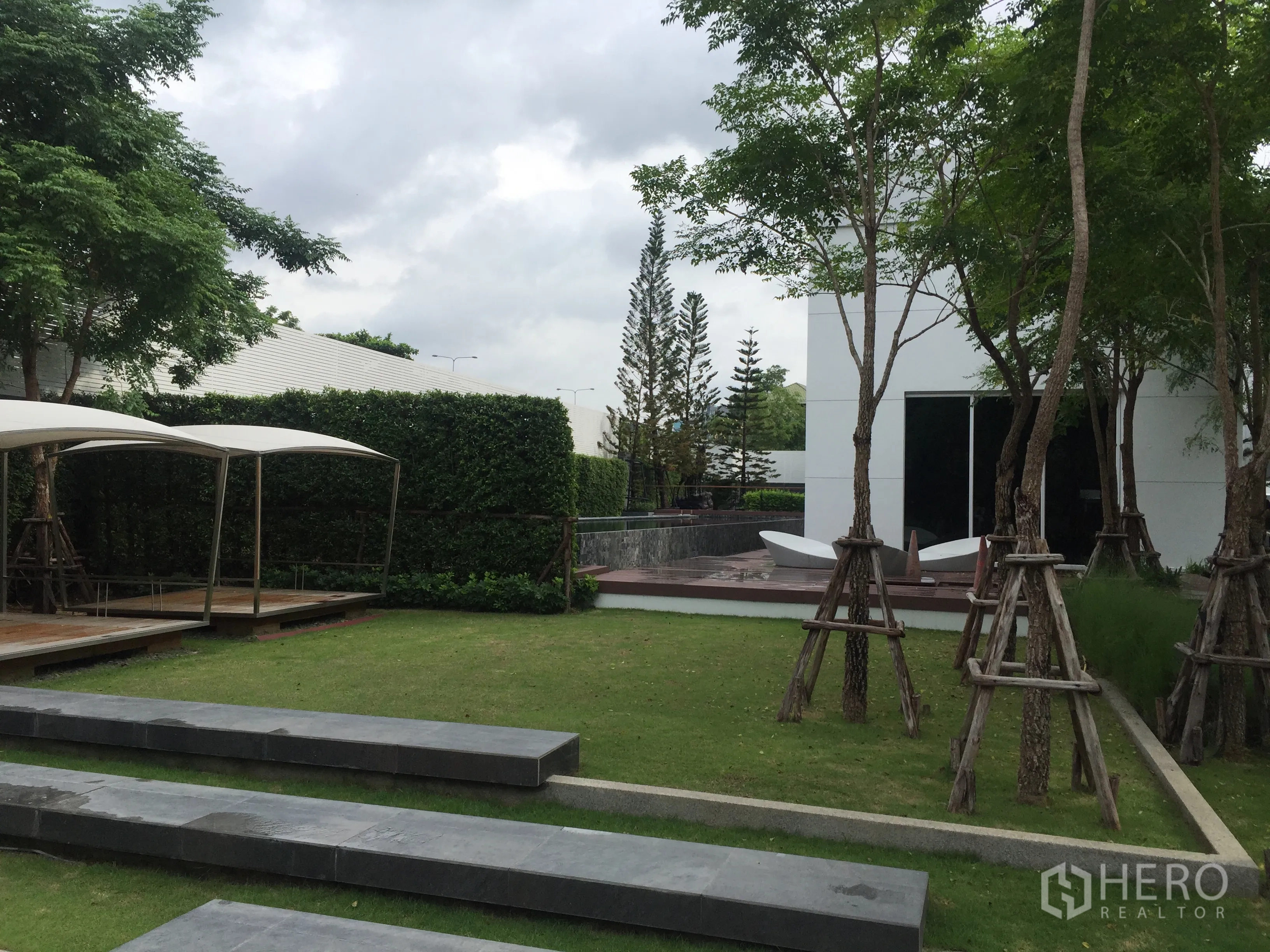 Townhouse for rent in Suan Luang, Bangkok - Landscaped garden with lawns, mature trees, and a shaded pavilion.