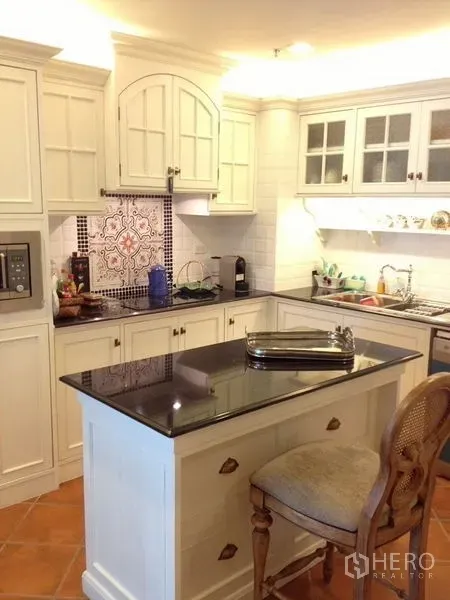 คอนโด ให้เช่าในPathum Wan, Bangkok - ครัวสีขาวคลาสสิก มีไอส์แลนด์ ท็อปหินแกรนิต และผนังกระเบื้องลาย