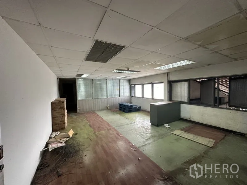 โรงงาน ขายในKhlong Luang, Pathum Thani - สำนักงานชั้นบน ฝ้าเพดานสำเร็จ หน้าต่างหลายบาน และพื้นใช้งาน