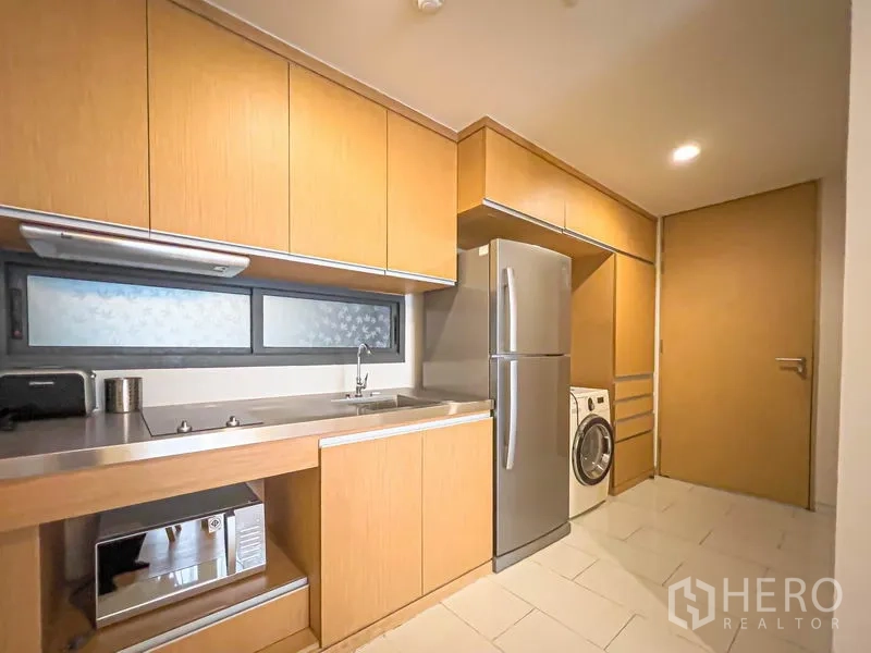คอนโด ขายในWatthana, Bangkok - ครัวบิวท์อิน ตู้ไม้ ท็อปสเตนเลส ซิงก์ ไมโครเวฟ ตู้เย็น และเครื่องซักผ้า