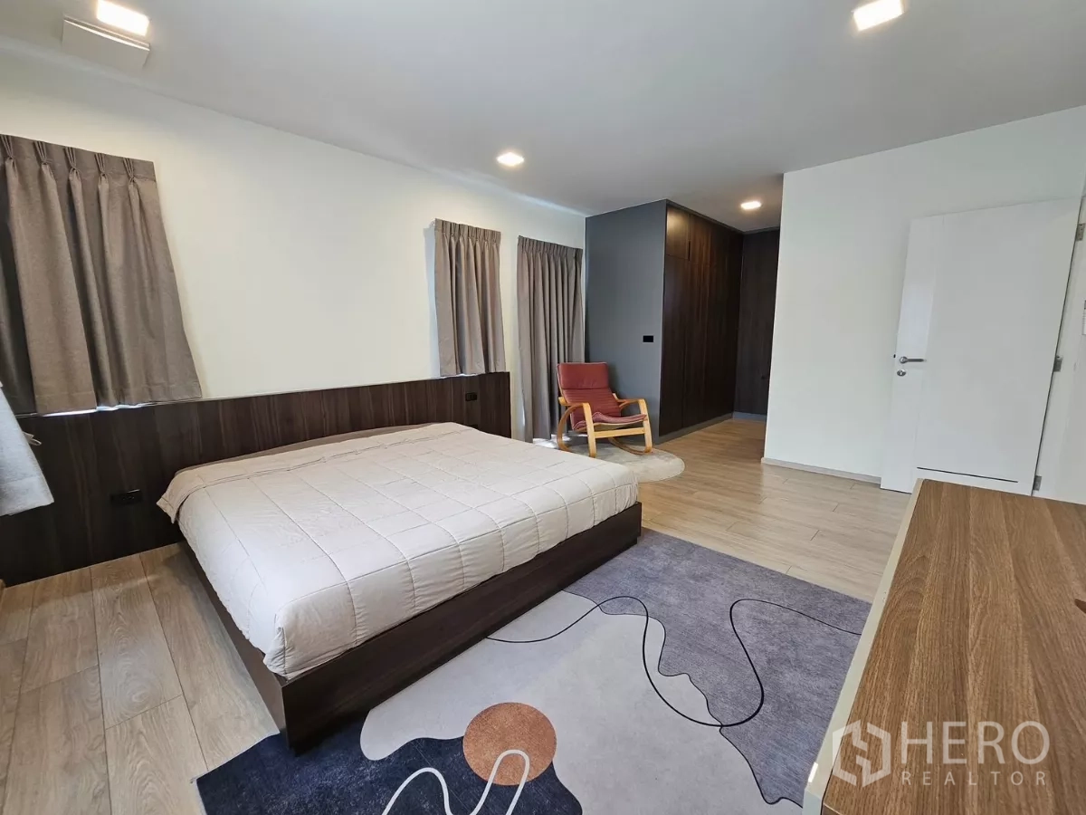 บ้าน ให้เช่าในBang Phli, Samut Prakan - มุมมองห้องนอนใหญ่พร้อมตู้เสื้อผ้าบิวท์อินและมุมนั่งเล่น