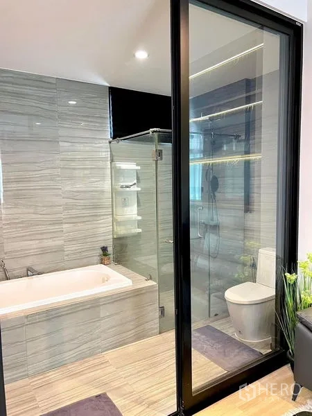 Townhouse for rent in Saphan Sung, Bangkok - Master ensuite with bathtub, separate glass shower and sliding door.