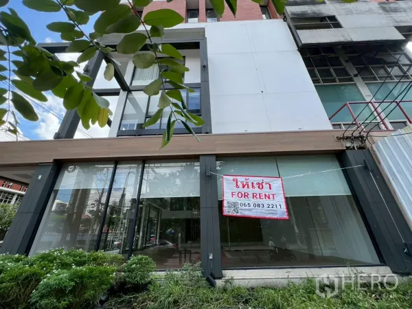 零售空间 出租在Khlong Toei, Bangkok - 临街玻璃门面，悬挂“出租”标识