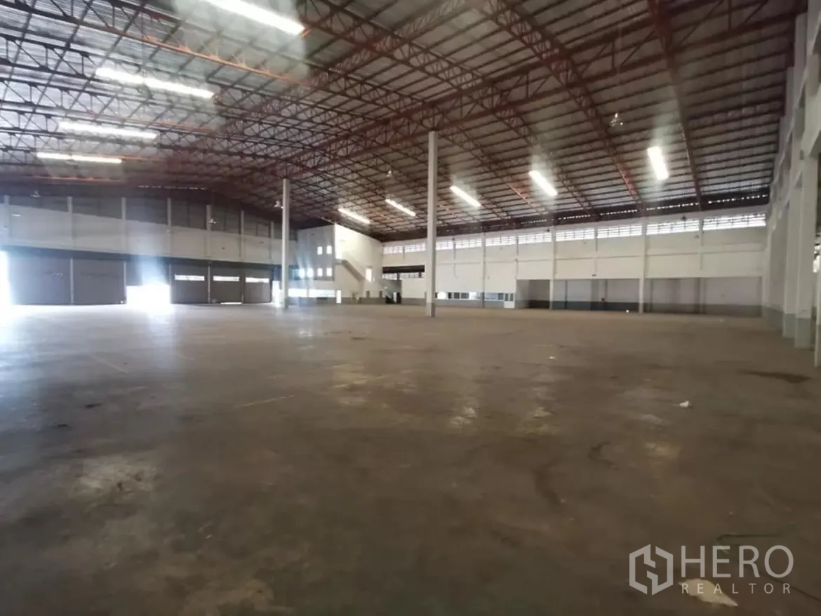 โรงงาน ให้เช่าในKhlong Toei, Bangkok - พื้นโกดังหันสู่ประตูม้วนหลายบาน พร้อมชั้นลอยสำนักงาน พื้นคอนกรีตขัดมัน