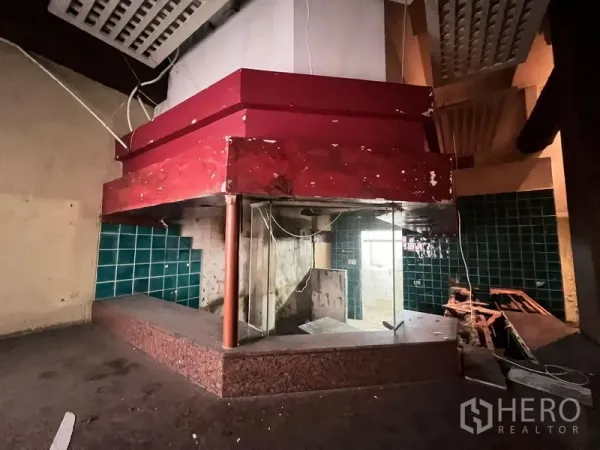 店屋 出售在Bang Rak, Bangkok - 旧式餐饮厨房吧台，红色排烟罩与绿色瓷砖墙面。