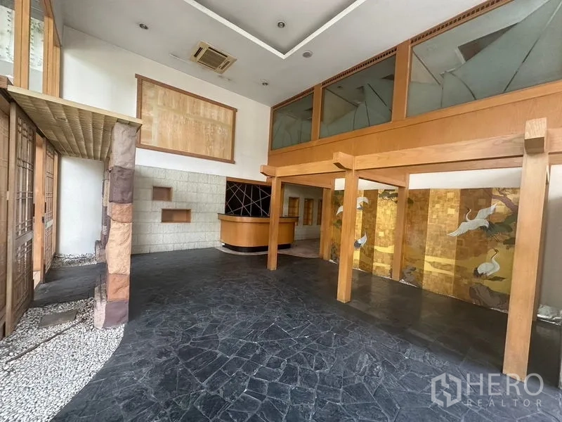 零售空间 出租在Bang Rak, Bangkok - 主大厅带夹层，接待台、木结构与石地面