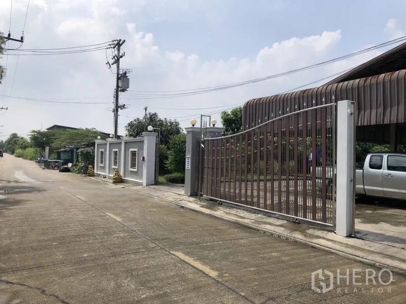 บ้าน ขายในLam Luk Ka, Pathum Thani - ประตูเหล็กบานกว้างและกำแพงรั้วติดถนนคอนกรีต