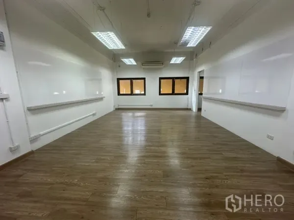 สำนักงาน ให้เช่าในChatuchak, Bangkok - ออฟฟิศแบบเปิดโล่ง พื้นไม้ ผนังสีขาว ไฟ LED แผงบนเพดาน พร้อมหน้าต่างและเครื่องปรับอากาศ