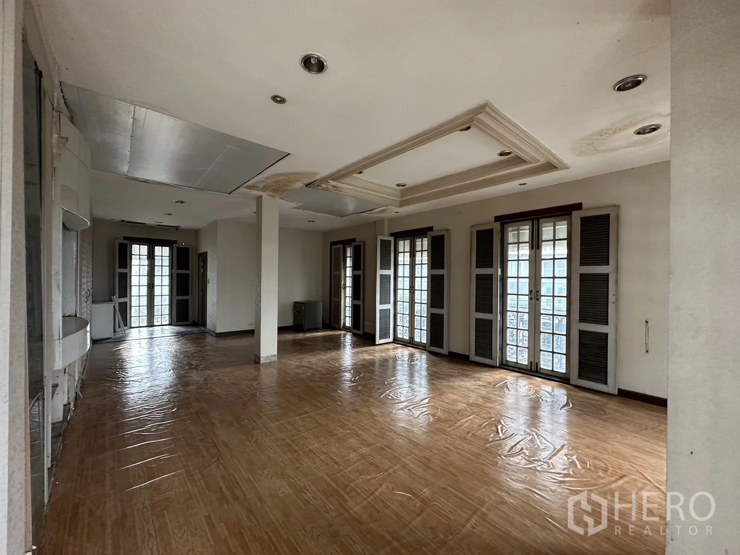 สำนักงานที่บ้าน ให้เช่าในHuai Khwang, Bangkok - ห้องเปิดโล่งกว้างพร้อมประตูกระจกแบบฝรั่งเศสหลายบานและพื้นลายไม้