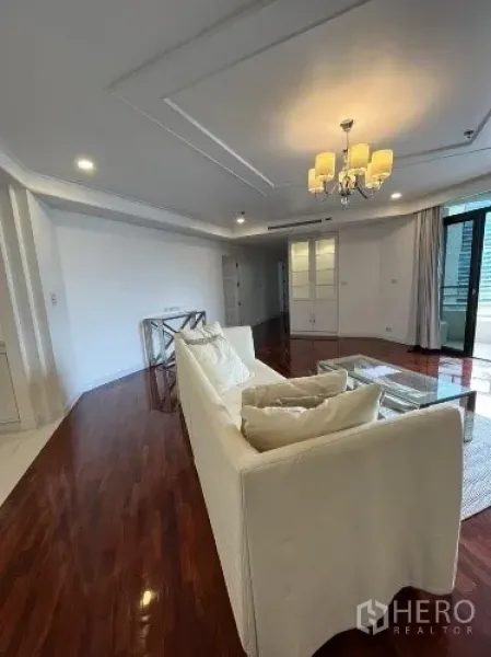 คอนโด ให้เช่าในKhlong Toei, Bangkok - ห้องนั่งเล่นสว่าง โซฟาสีขาว พื้นไม้เงางาม เพดานโคมไฟ เปิดออกสู่ระเบียงคอนโดวิวเมือง