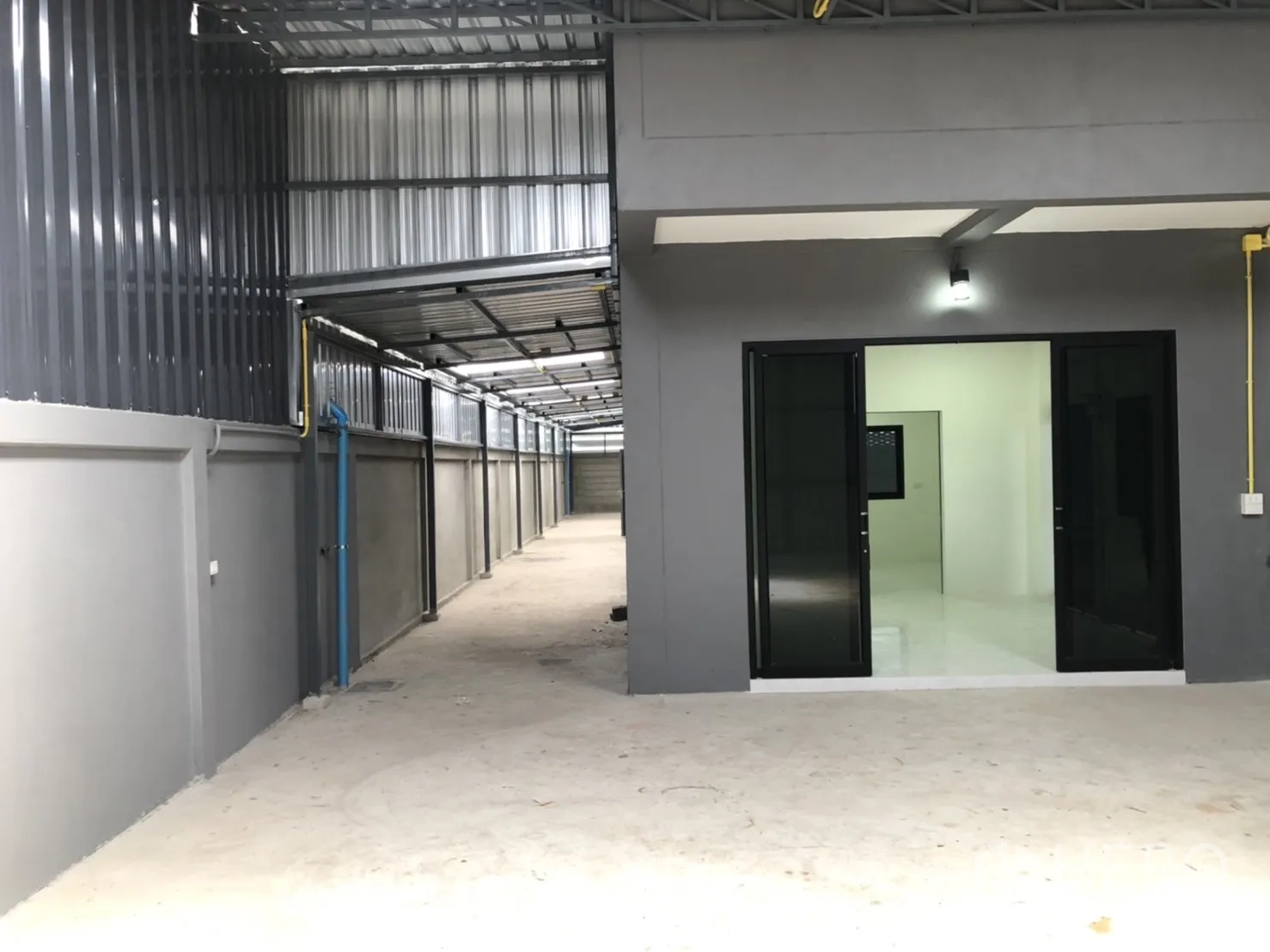 คลังสินค้า ให้เช่าในLam Luk Ka, Pathum Thani - ทางเข้าออฟฟิศจากลานภายใน ประตูกระจกบานเลื่อนคู่ และพื้นที่สัญจรกว้าง