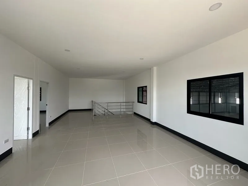 工厂 出租或出售在Sai Noi, Nonthaburi - 二楼办公空间，栏杆与窗户可俯视厂房。
