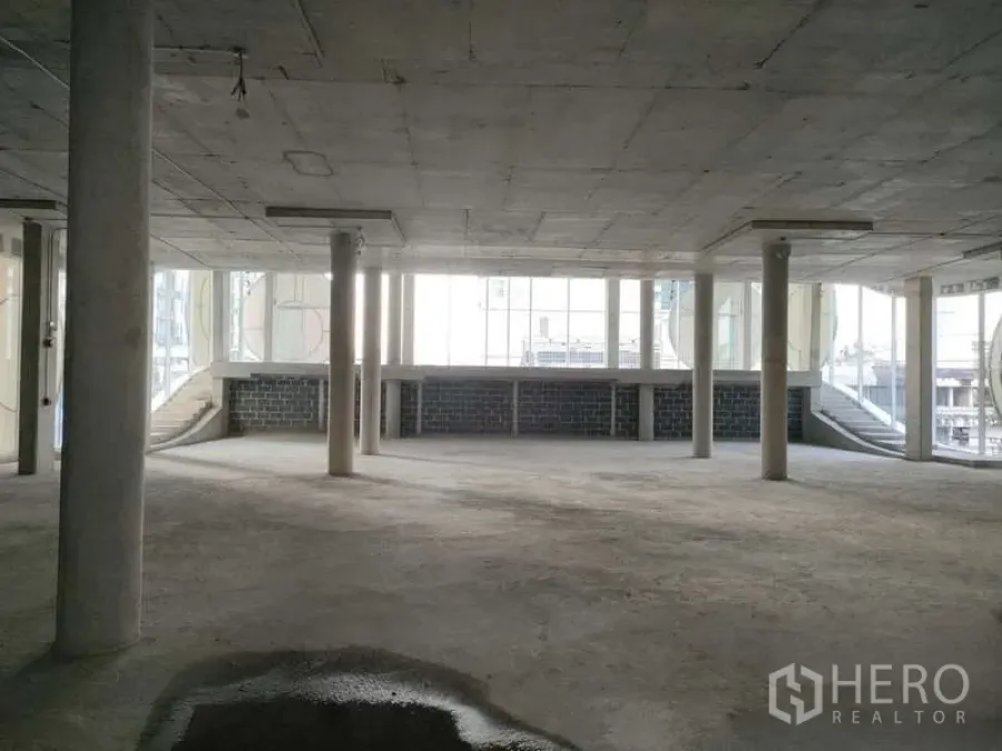 พื้นที่ขายปลีก ให้เช่าในWatthana, Bangkok - พื้นที่ค้าปลีกโล่งพร้อมผนังกระจกบานใหญ่ แสงธรรมชาติ บนชั้นบน.