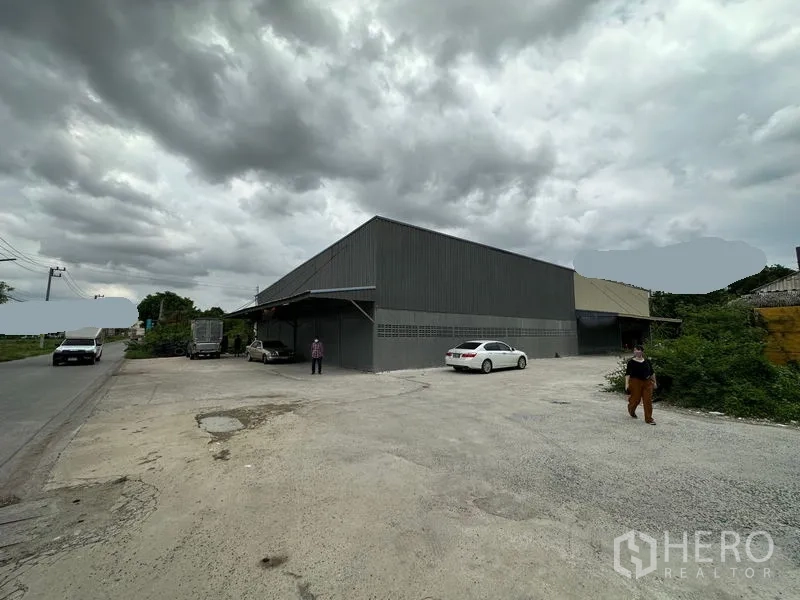 คลังสินค้า ให้เช่าในThanyaburi, Pathum Thani - ภาพมุมอาคาร โชว์ทางเข้าและหน้ากว้างติดถนน เหมาะรถบรรทุก
