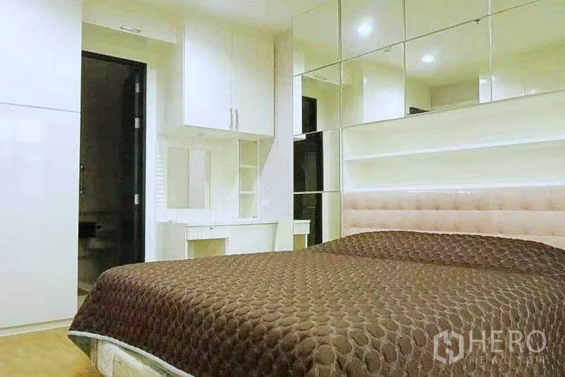 公寓 出租在Ratchathewi, Bangkok - 卧室设软包床头、镜面墙与内置梳妆台和柜体。