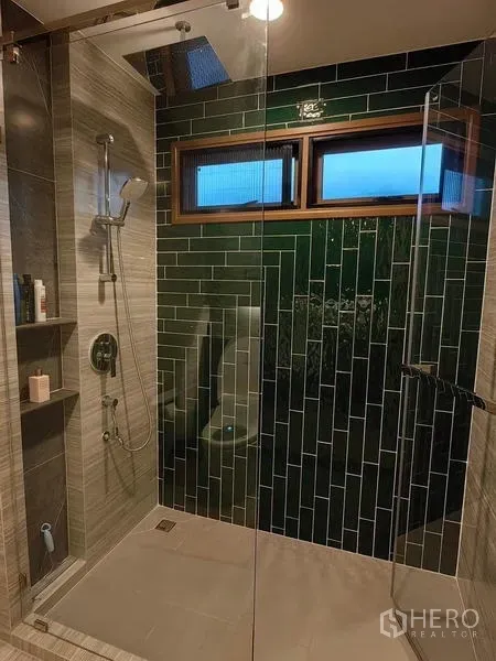 独立式住宅 出租在Bang Kapi, Bangkok - 玻璃淋浴间，竖向墨绿色瓷砖与手持花洒