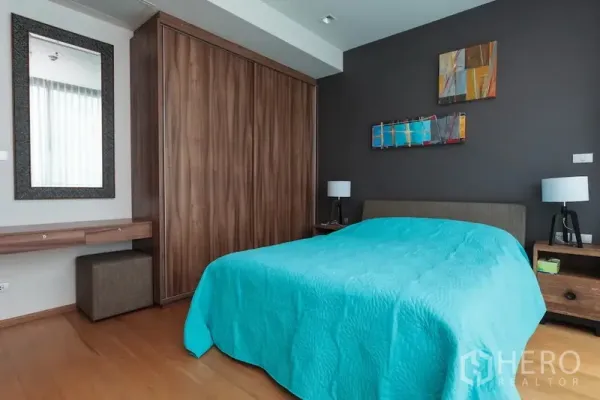 คอนโด ให้เช่าในWatthana, Bangkok - ห้องนอนที่สอง ผ้าคลุมเตียงสีฟ้า ตู้เสื้อผ้าบิวท์อิน โต๊ะหัวเตียง และกระจกบานใหญ่