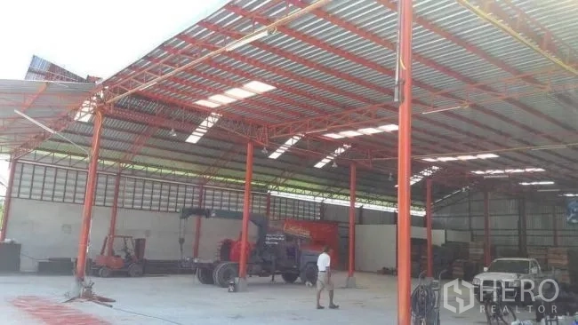 โรงงาน ขายในPhanat Nikhom, Chon Buri - ภายในโรงงานโครงเหล็กเสาขาสีแดง พื้นที่กว้าง มีรถยกและอุปกรณ์