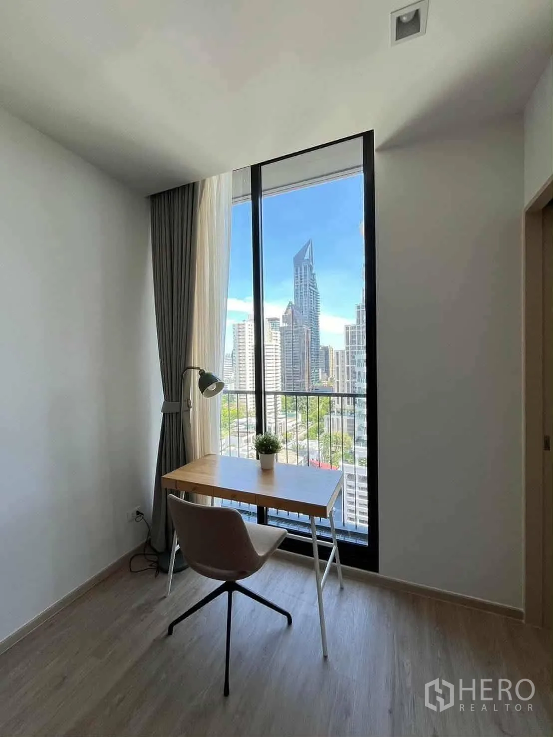 公寓 for rent in Watthana, Bangkok - 窗边学习角，书桌与椅子，落地窗外可见城市天际线。