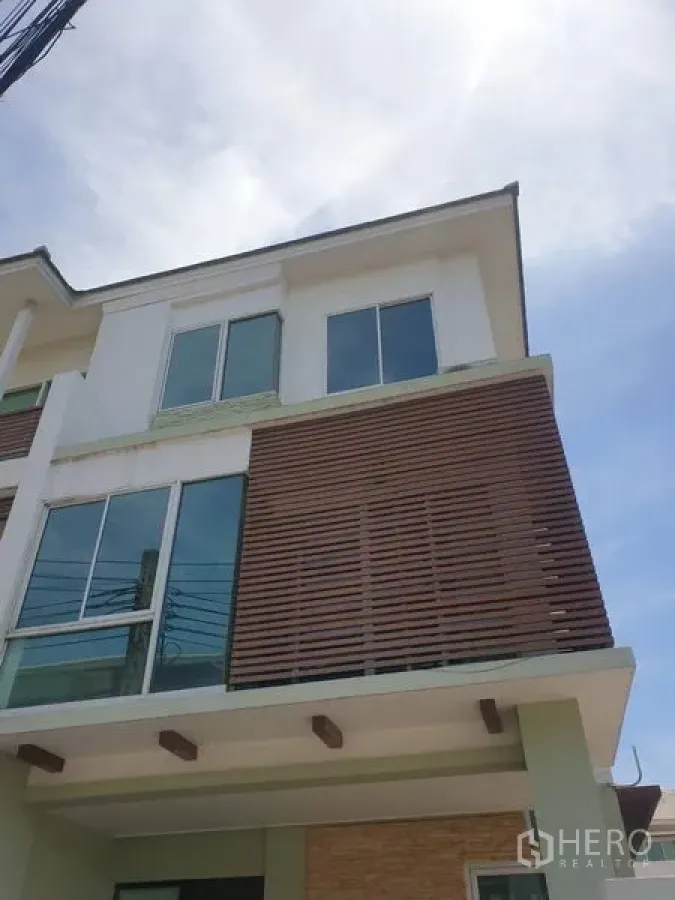 ทาวน์เฮาส์ ให้เช่าหรือขายในYan Nawa, Bangkok - ทาวน์เฮ้าส์ 3 ชั้นสไตล์โมเดิร์น หน้าบ้านกระจกบานใหญ่และระแนงไม้ ย่านยานนาวา กรุงเทพฯ