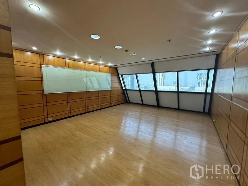 สำนักงาน ให้เช่าในPhaya Thai, Bangkok - ห้องประชุมผนังไม้ พร้อมไฟดาวน์ไลท์และกระดานไวท์บอร์ด มองเห็นวิวเมือง