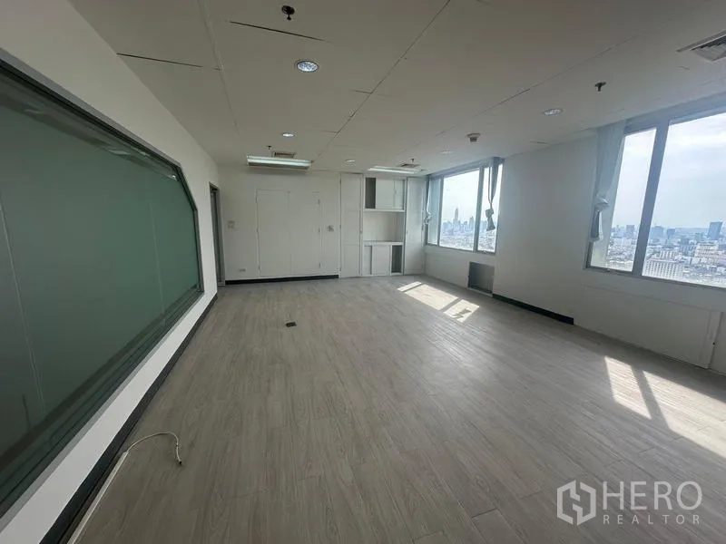 สำนักงาน ให้เช่า - มุมทำงานติดหน้าต่างขนาดใหญ่ รับแสงธรรมชาติและวิวสกายไลน์