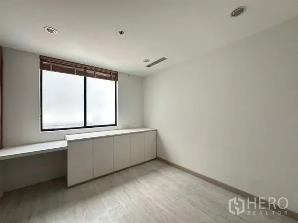 零售空间 出租在Pathum Wan, Bangkok - 采光房，带窗户、百叶与内置储物柜。