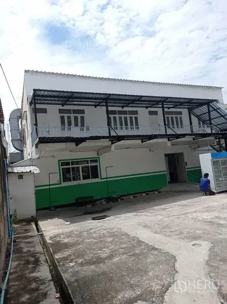 คลังสินค้า ให้เช่าในSathon, Bangkok - อาคารโกดังสองชั้นสีขาว–เขียว มีกันสาดเหล็ก ระเบียงทางเดิน และลานขนถ่ายกว้าง