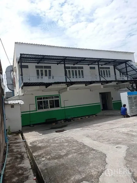 คลังสินค้า ให้เช่าในSathon, Bangkok - อาคารโกดังสองชั้นสีขาว–เขียว มีกันสาดเหล็ก ระเบียงทางเดิน และลานขนถ่ายกว้าง