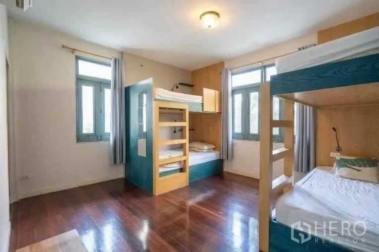 บ้าน ให้เช่าในKhlong Toei, Bangkok - ห้องนอนกว้าง ติดตั้งเตียงสองชั้นหลายเตียงและหน้าต่างรับแสง