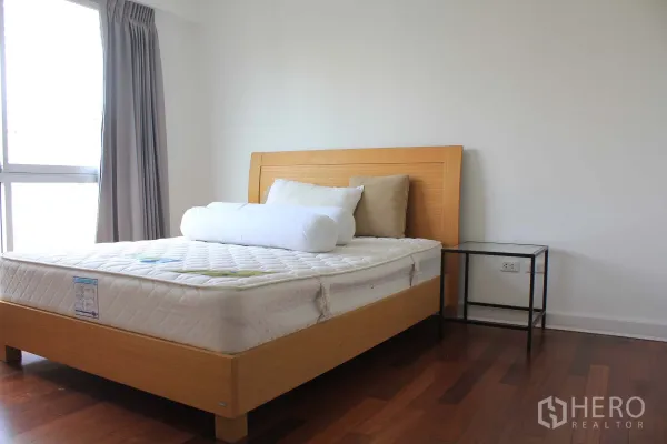 คอนโด ให้เช่าหรือขายในWatthana, Bangkok - ห้องนอนรับแสงธรรมชาติ เตียงไม้พร้อมที่นอน และหน้าต่างบานใหญ่พร้อมผ้าม่าน