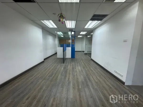 办公空间 出租在Khlong Toei, Bangkok - 狭长的开放式办公室，LED 面板灯和复合地板