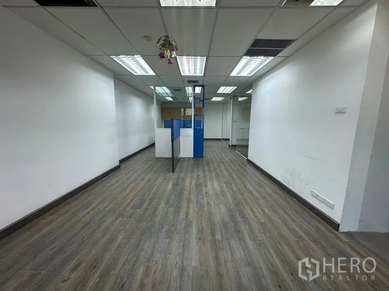 办公空间 出租在Khlong Toei, Bangkok - 狭长的开放式办公室，LED 面板灯和复合地板