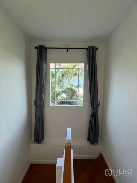 บ้าน ให้เช่าในBang Kapi, Bangkok - โถงบันไดมีหน้าต่างติดผ้าม่าน มองเห็นต้นไม้ด้านนอก