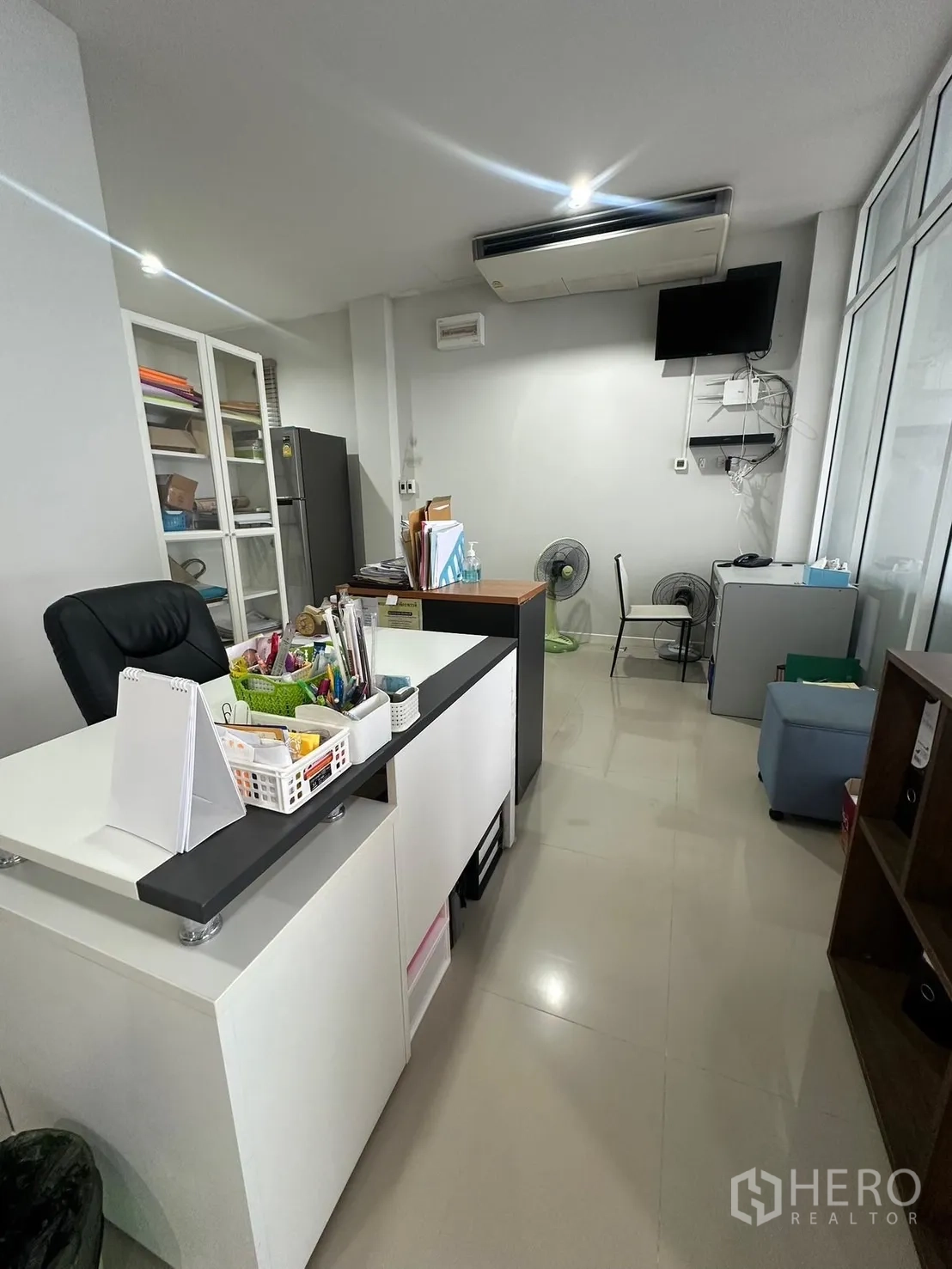 Home Office for rent in Khlong Luang, Pathum Thani - Reception or small office area with desk, storage cabinets and ceiling cassette air conditioner.