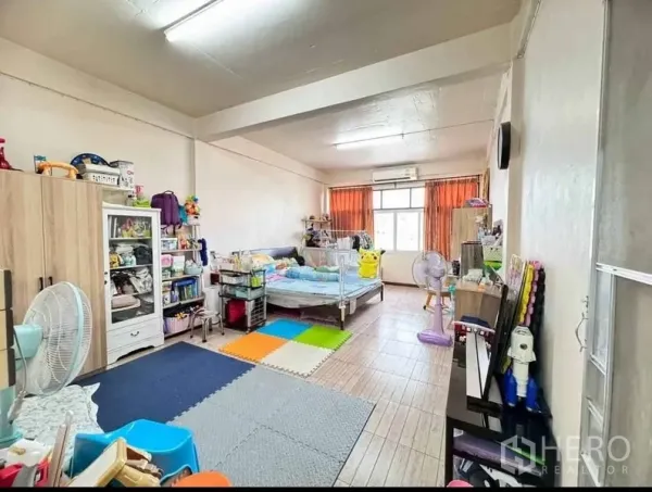 店屋 出售在Watthana, Bangkok - 宽敞的卧室/起居区，设窗户、空调与瓷砖地面。