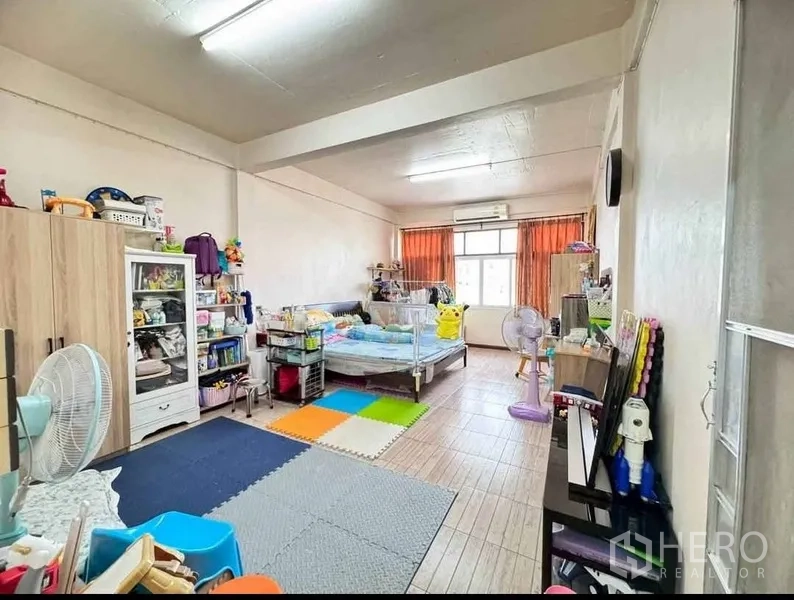 店屋 出售在Watthana, Bangkok - 宽敞的卧室/起居区，设窗户、空调与瓷砖地面。