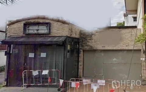 พื้นที่ขายปลีก ให้เช่าในWatthana, Bangkok - อาคารร้านค้าด้านหน้าถนน ผนังอิฐพร้อมกระจกหน้าร้านและกันสาด เขตวัฒนา กรุงเทพฯ