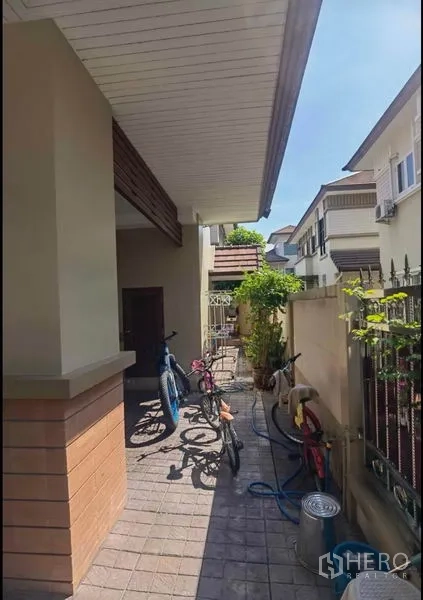 บ้าน ขายในBang Yai, Nonthaburi - ทางเดินข้างบ้าน มีจักรยานและพื้นที่อเนกประสงค์