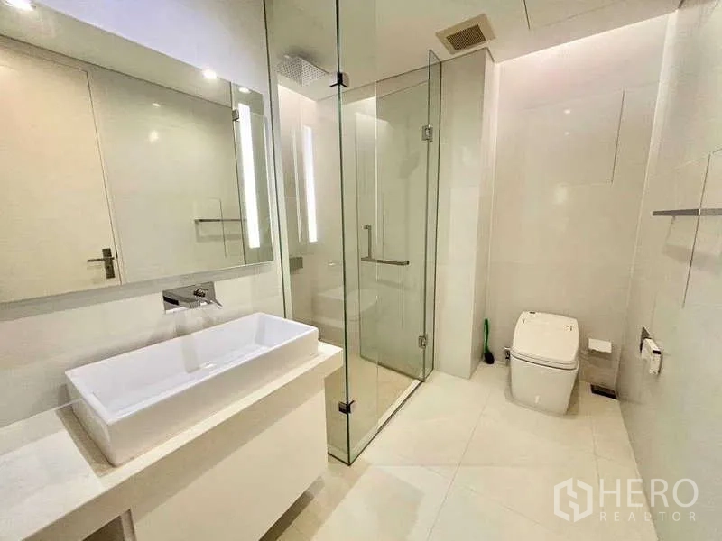 คอนโด ขายในSathon, Bangkok - ห้องน้ำสมัยใหม่ ตู้กระจกอาบน้ำแบบเรนชาวเวอร์ และโถสุขภัณฑ์